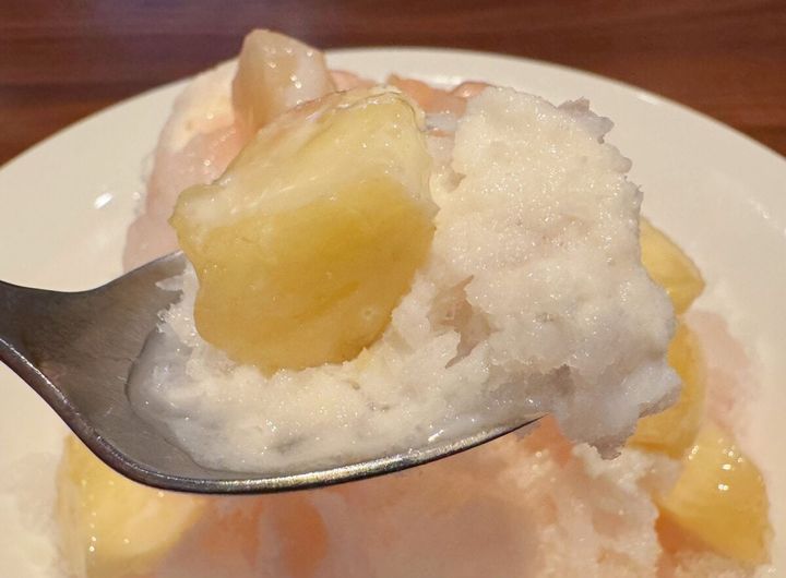 まるで粉雪のように繊細な氷と、とろけるような肉厚の桃果実、そしてミルキーな練乳が三位一体となり、この上なく贅沢な味わいに