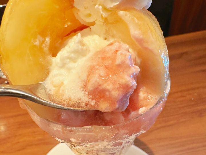 桃の果実を崩しながら、層になったクリームやカスタード、ゼリーなどとあわせて食べ進めていくと、少しずつ変化していく味わいも楽しめます