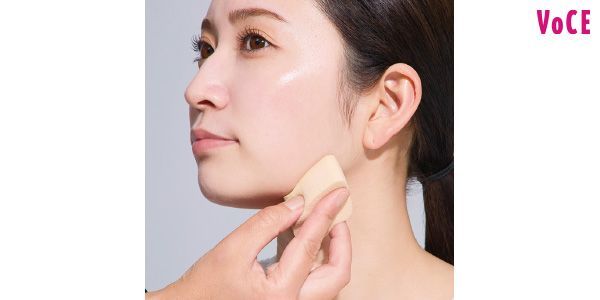 スポンジに残ったファンデを首にもオン