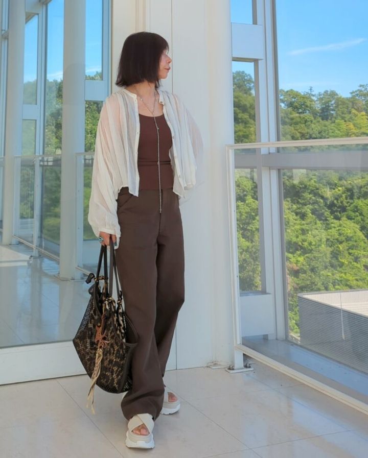 リネンシアーブラウス／H＆M、リブブラトップ／UNIQLO、カラージーンズ／UNIQLOC（メンズ）、メッシュバッグ／ZARA、スポーツサンダル／セレクトショップ、ロングネックレス／私のブランド