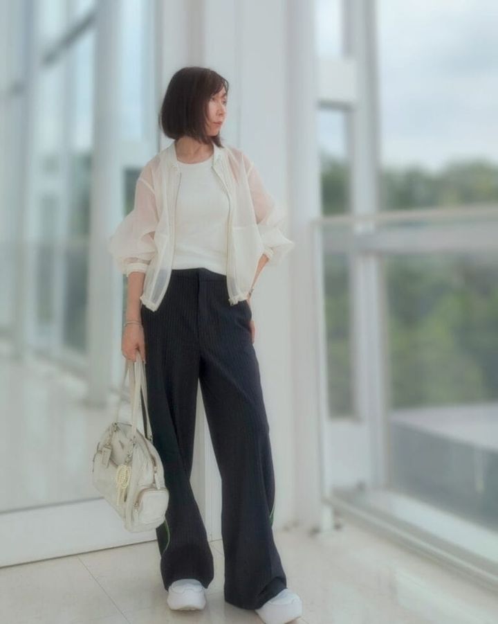 シアーブルゾン／GU、アメスリリブブラトップ／UNIQLO、ピンストライプパンツ／ZARA、レザーバッグ／Prada、スニーカー／COMME des GARCONS