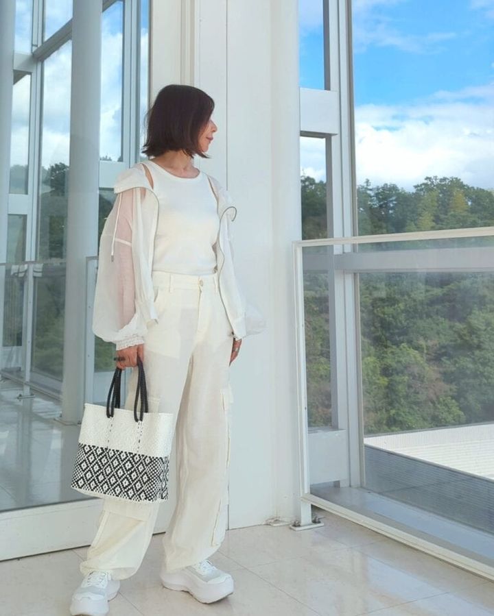 シアーパーカー／COLONY2139、アメスリリブブラトップ／UNIQLO、リネンパンツ／ZARA、メルカドバッグ／セレクトショップ、スニーカー／COMME des GARCONS