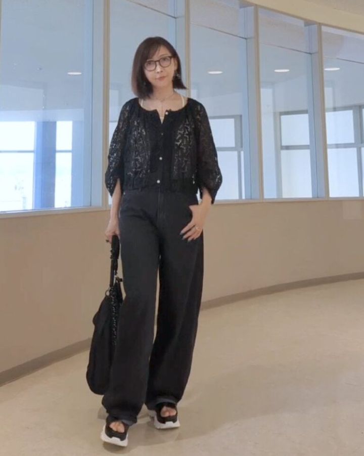 カット刺繍ブルゾン／私のブランド、キャミソールブラトップ／UNIQLO、バギーカーブジーンズ／UNIQLO、ナイロンバッグ／Prada、スポーツサンダル／セレクトショップ