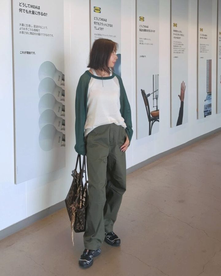 シアーニット／SIMAMURA、ホルターネックブラトップ／UNIQLO、コットンパンツ／UNIQLO、メッシュバッグ／ZARA、スニーカー／salomon