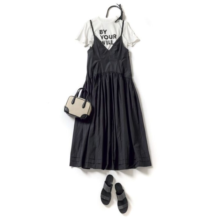 ワンピース2万4200円（メゾンスペシャル／メゾンスペシャル 青山店） Tシャツ3980円（オペーク ドット クリップ） バッグ4万4000円（ヴァジック／ヴァジックジャパン） サンダル2万6400円（ラオコンテ／フラッパーズ） カチューシャ1万4300円（ジェニファー オーレット／ロンハーマン）