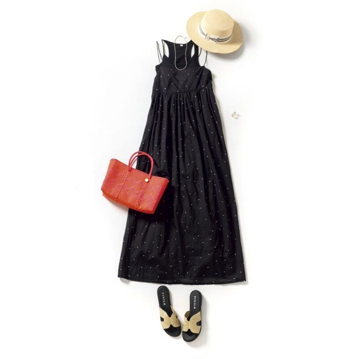 ワンピース1万9800円（ルージュ・ヴィフ アンナ／アバハウスインターナショナル オンラインストア） タンクトップ1万7600円（ハクジ／ショールームリンクス） ハット2万2000円（ステットソン／ステットソン ジャパン） かごバッグ7700円（レトラ／サロン アダム エ ロペ） サンダル1万4300円（ヴィニロ／エリオポール代官山） ネックレス1万3200円（gramii／ロードス） リング30万6900円、ブルークリア石リング19万9100円（ともにマリハ）