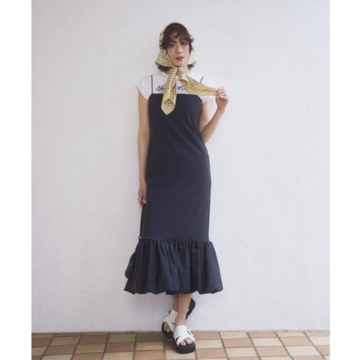 ワンピース4万1800円（ウィム ガゼット／ウィム ガゼット ルミネ新宿店） Tシャツ1万3200円（スリードッツ／スリードッツ表参道店） スカーフ1万9800円（ビリティス・ディセッタン／ビリティス） バッグ3万5200円（クリスチャンヴィラ／ピモンテ） サンダル1万8150円（ダイアナ／ダイアナ銀座本店） リング9万9000円（マリハ）