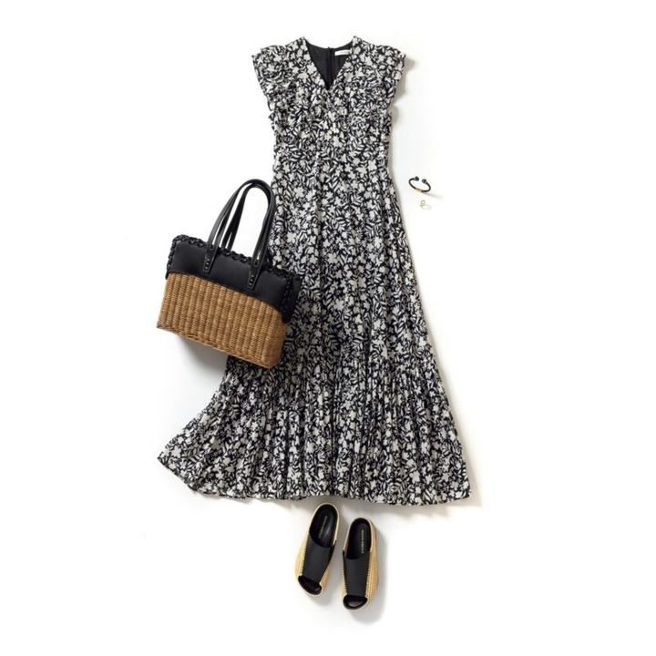 ワンピース4万8400円（マリハ） バッグ4万9500円（ア バケーション／ロンハーマン） サンダル6万8000円（パロマ バルセロ／アマン） バングル2万5300円（ポリーナ フィレンツェ／ピモンテ） リング1万7600円（tsugumi iwamoto／ロードス）