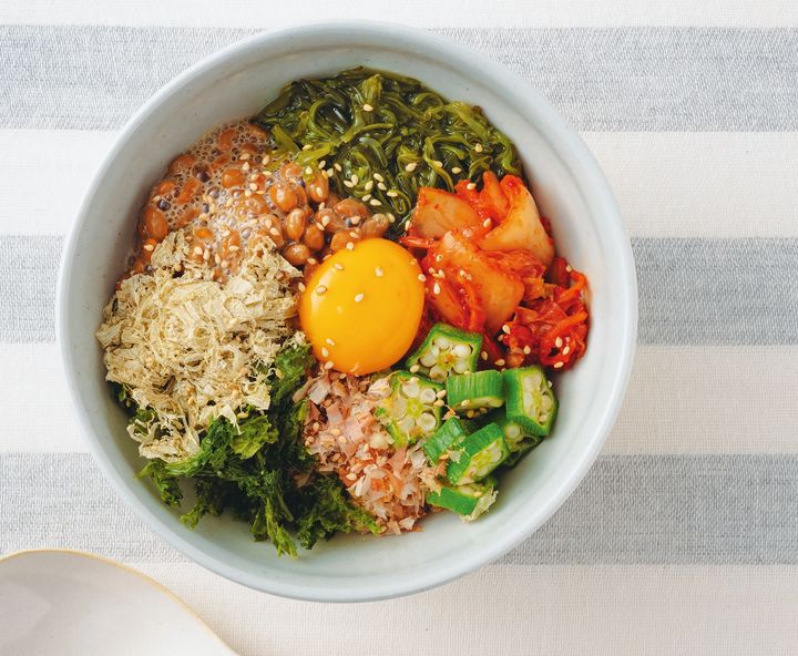 オクラ、納豆、めかぶ…ネバネバ美腸のっけ丼。