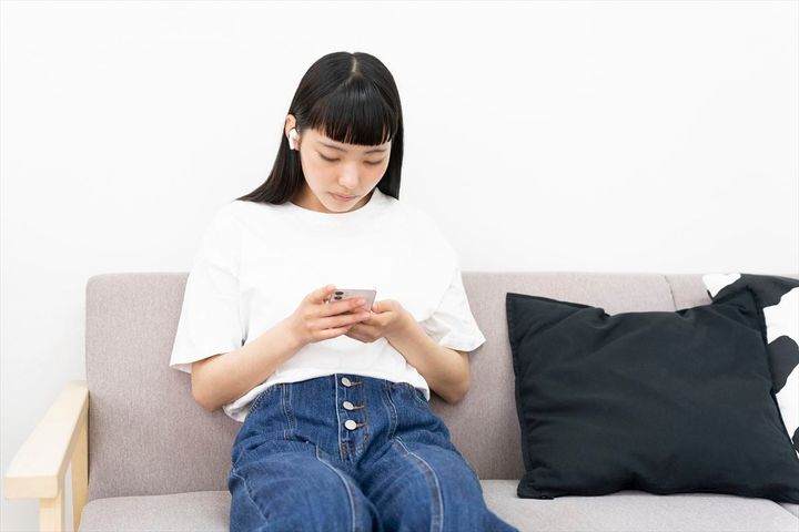 こんな姿勢でスマホを見ていませんか？