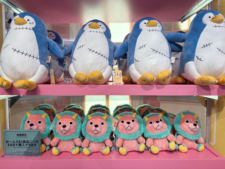 スパイファミリー 上：ぬいぐるみ（Mサイズ） 下：ペンケース