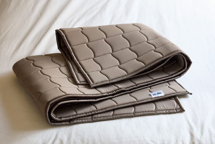 触れると冷たさが広がる冷感シート。滑り止め付きでずれにくい。ヨギボーチリーシート リーフグレー ロング（160×74cm）￥4,389／ヨギボー