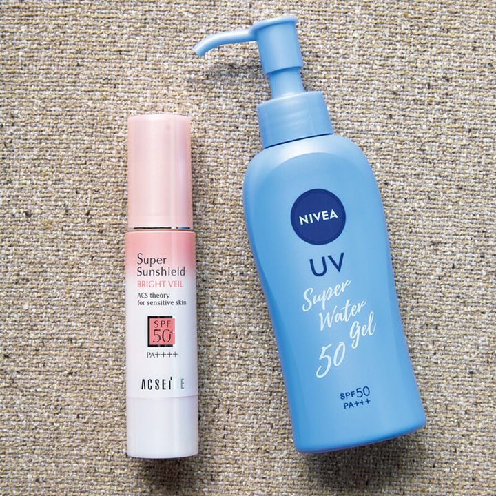 （右）水のようにサラッとなじみ負担感のない使い心地。ニベアUV スーパーウォータージェル ポンプ SPF50・PA+++ 140g ￥1,155（編集部調べ）／ニベア花王 （左）肌の潤いに必要なセラミドを配合。ノンケミカルで肌を美しくトーンアップ。スーパーサンシールド ブライトヴェール 01SPF50+・PA++++ 22g ￥4,400／アクセーヌ