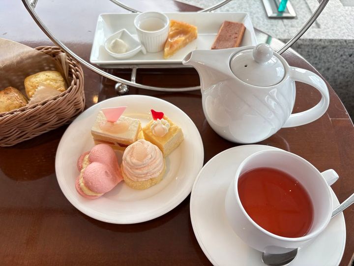 小田急ホテルセンチュリーサザンタワー 20階「ラウンジ サウスコート」 ピーチアフタヌーンティー