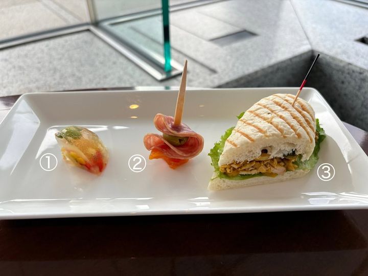 小田急ホテルセンチュリーサザンタワー 20階「ラウンジ サウスコート」 ピーチアフタヌーンティー