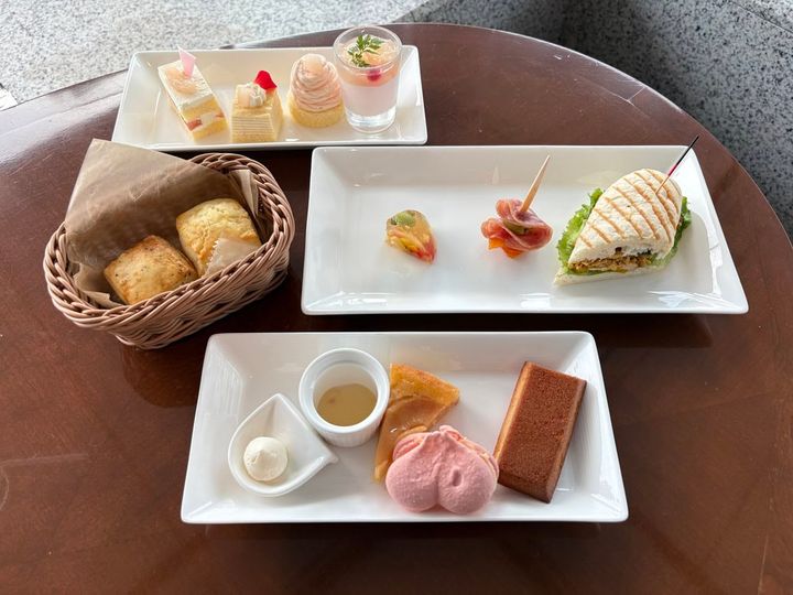 小田急ホテルセンチュリーサザンタワー 20階「ラウンジ サウスコート」 ピーチアフタヌーンティー