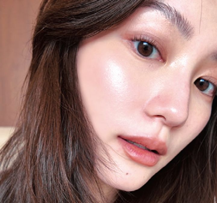 気になる小ジワや毛穴をぼかしつつ優美な輝きを与えるハイライター。