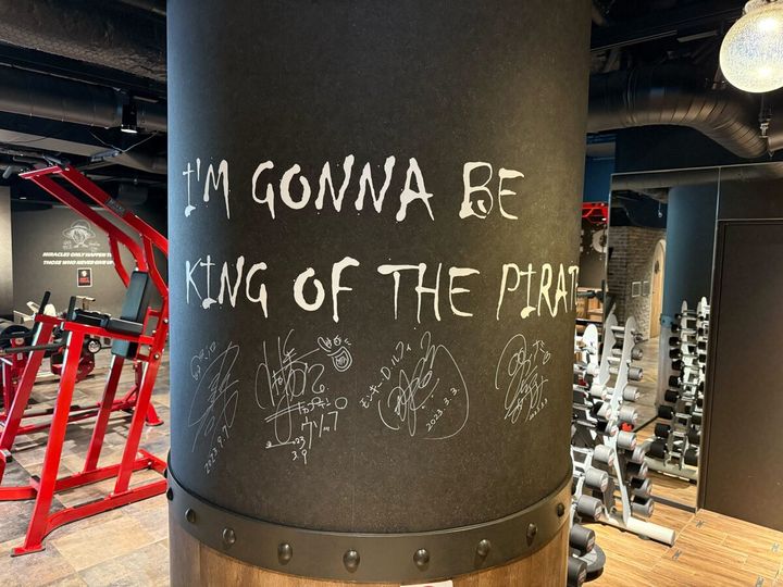 田中真弓さん、山口勝平さん、中井和哉さん、岡本明美さんのサイン