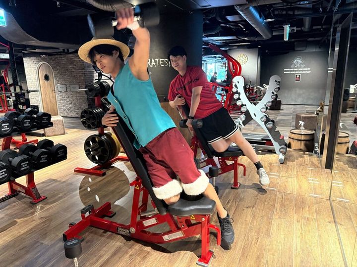 肩の鍛え方を教えてもらう様子②