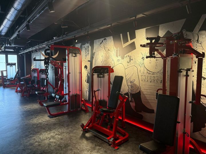 ウェイトマシンが並んでいる様子