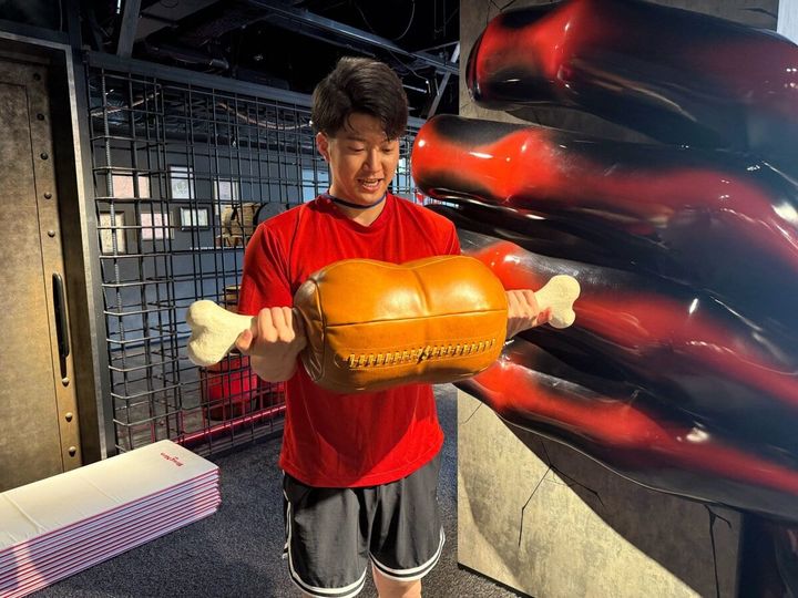 骨付き肉を挙げる様子