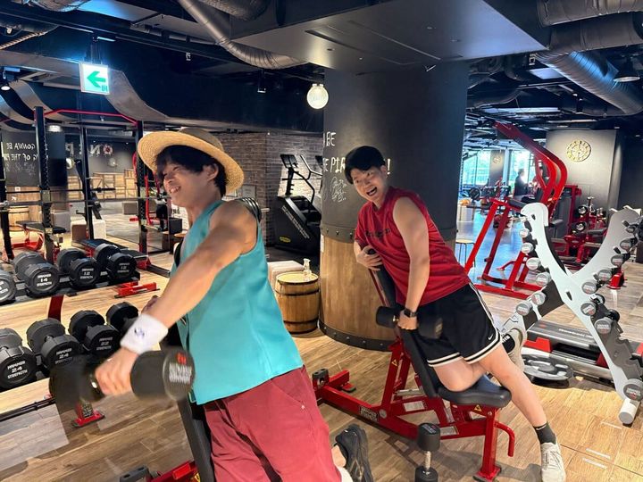 肩の鍛え方を教えてもらう様子