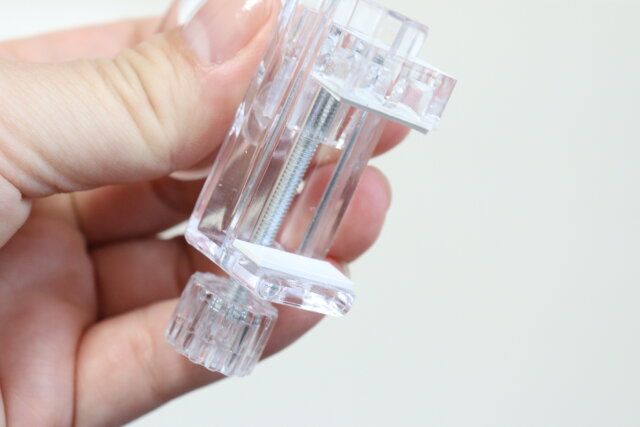 セリアのかもいリングフック クリアはネジで固定して設置する