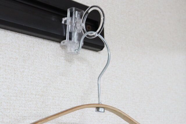 セリアのかもいリングフック クリアはハンガーを掛けて服を収納できる