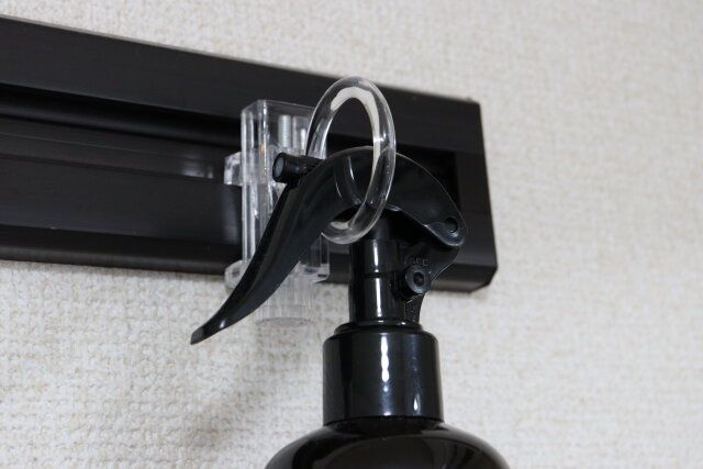 セリアのかもいリングフック クリアはスプレーボトルのちょい置きに便利