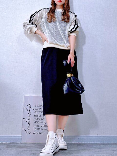 【ブラックインナー＋メッシュニット】透け感を楽しむ旬の重ね着スタイル