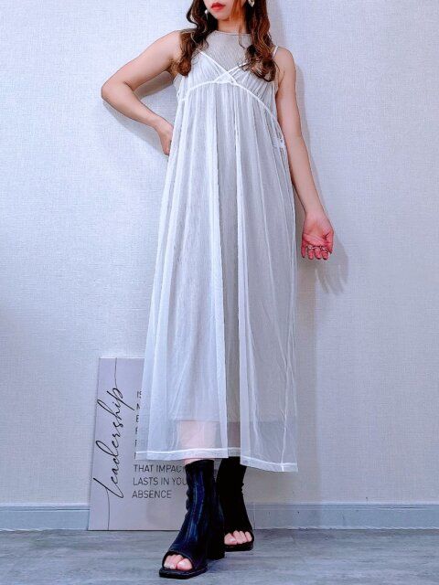 ナチュラルのインナーワンピースとチュールキャミソールを重ねたスタイル