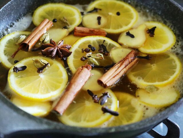 粗糖、①と②を入れ、再び火を点け、混ぜる。