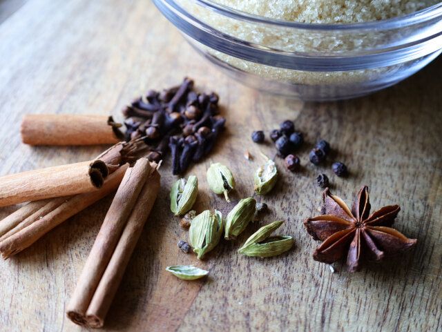 シナモンスティックは半分に折り、カルダモンは包丁で縦に切れ込みを入れ、包丁の腹を使って潰す。