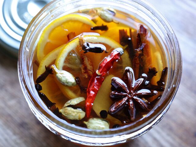 粗熱が取れたら、保存容器に移し、半分に折って種を取り除いた赤唐辛子とバニラエッセンスを入れる。