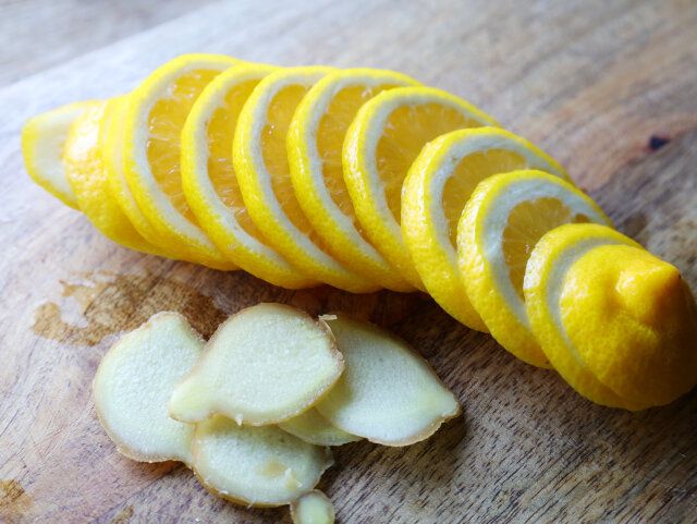 レモンは良く洗い7～8mmに、生姜は2～3mmの厚さにスライスする。