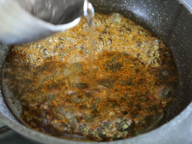 水300mlをゆっくり入れる。