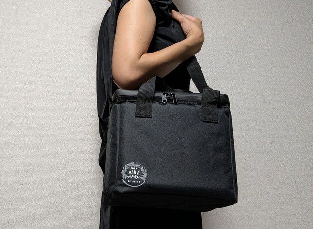 保冷バッグを肩掛けしたところ