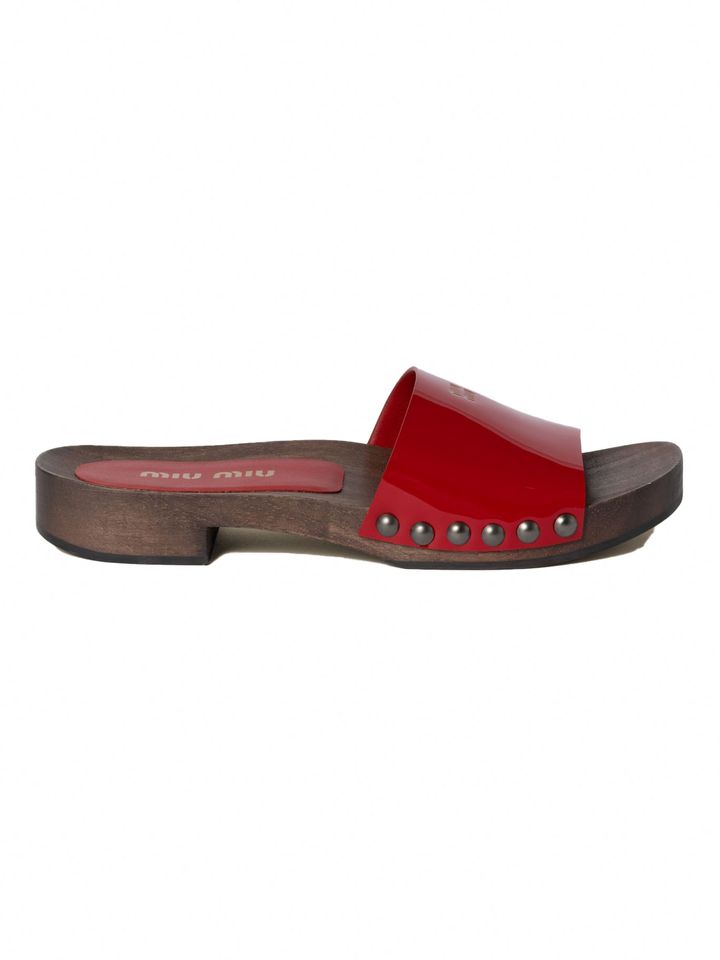 【Miu Miu】パテントレザー ロゴ スタッズ クロッグサンダル Miu Miu Leather Logo Slide Clogs | Neiman Marcus