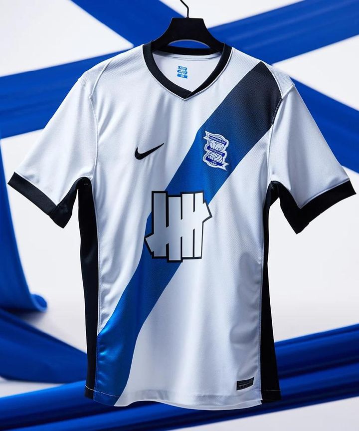 日本人選手が3名所属！イングランドのクラブ、「150周年仕様」の新ユニフォームが華やかと好評