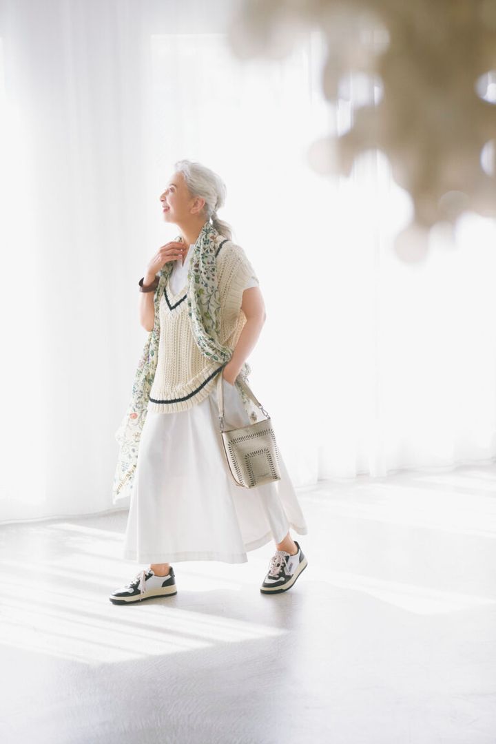 浜辺を歩く姿に似合うのは白が基調の爽やかなスタイル