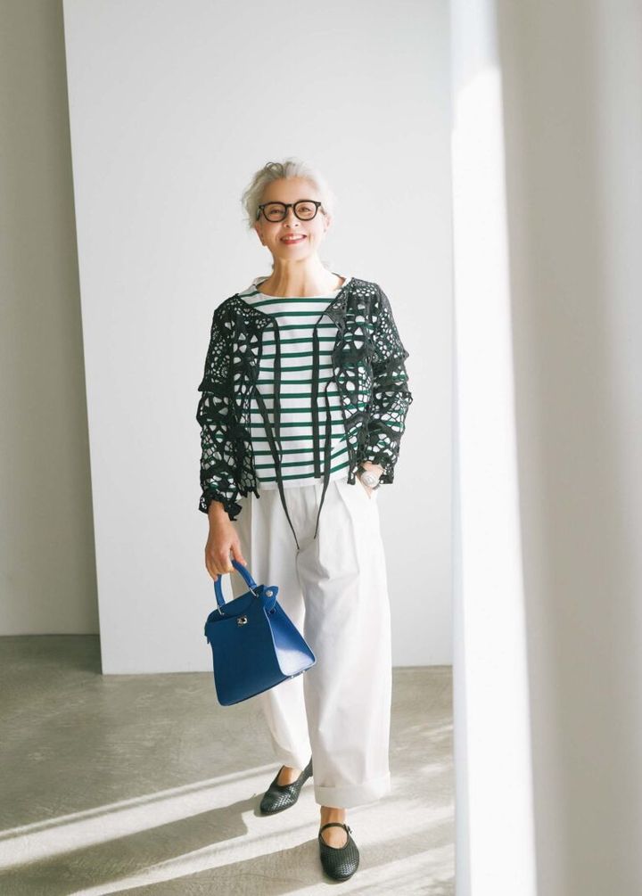 ボーダーに羽織ったレースが新鮮！ 普段着が一気にタウン仕様に