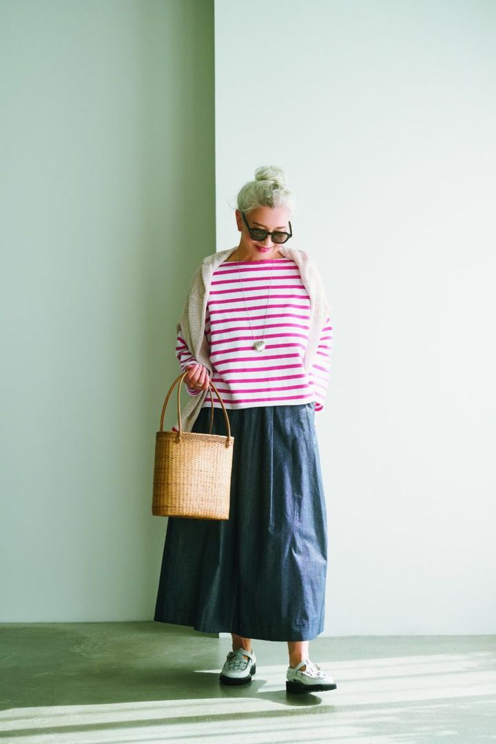 ピンクが主役のフェミニンな着こなしは辛口小物をポイントに