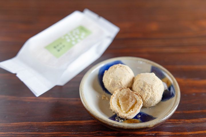 琉球伝統銘菓の“冬瓜漬”を包み、きな粉をまぶした「冬瓜漬きな粉」