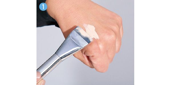 ファンデを手の甲に出して片面にだけオン