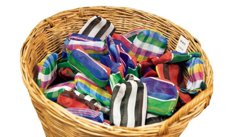 ポップな配色が楽しいメッシュミニポーチ（100元）。