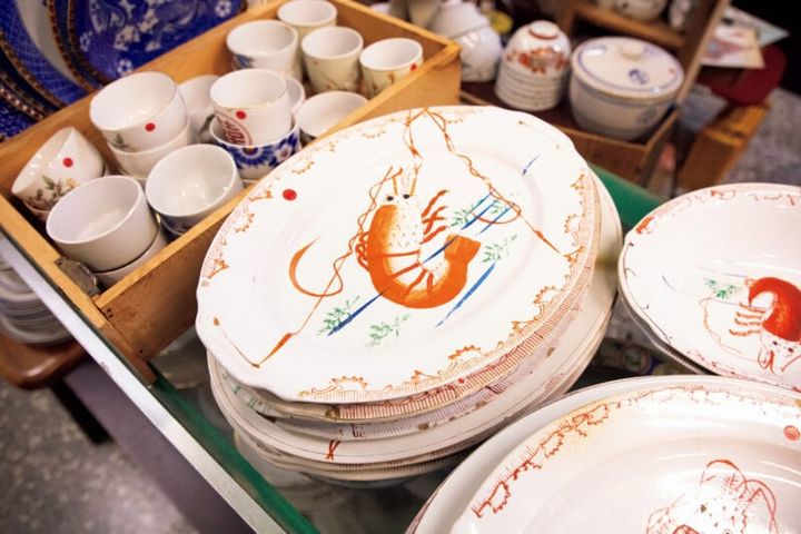 昔、質素な料理しか食べられなかった時代に、食べたような気になると大胆に海老が描かれたお皿が台湾好きやヴィンテージ器好きのあいだで人気沸騰中！ 絵のタッチが一枚一枚異なるので吟味して。