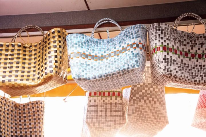 波瑠さんは真ん中のカラー配色のバッグを購入。「まずはスーツケースに入りきらないお土産を入れて帰って、家では洗濯物を入れるのに使おうかな」