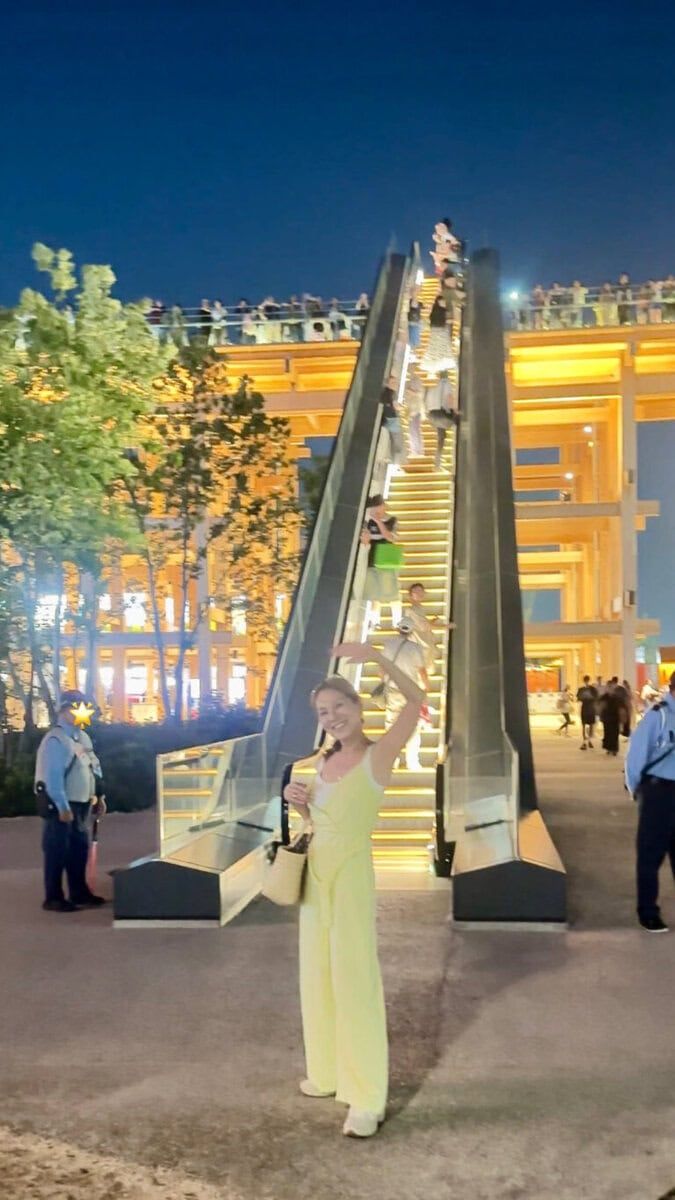 大屋根リングへ行くエスカレーター