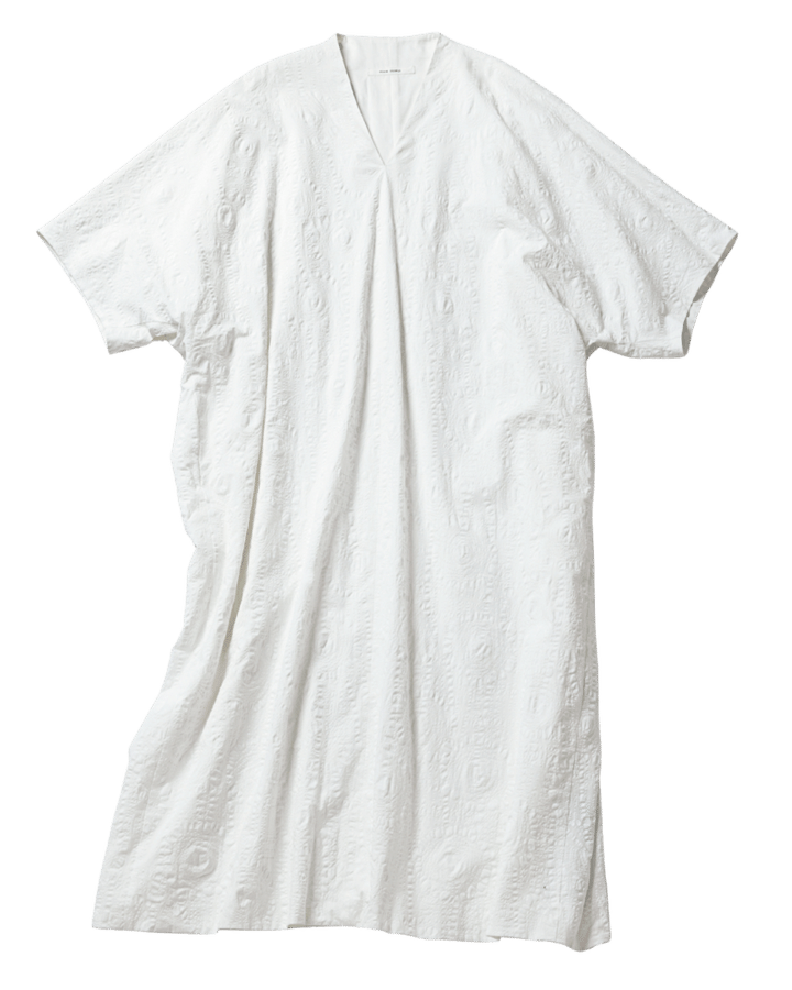 PLAIN PEOPLEの“たんぽぽの綿毛柄”Vネックワンピース、5万3900円（プレインピープル／プレインピープル青山）