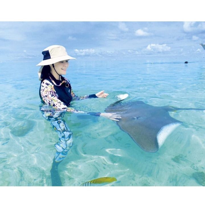 プライベートで訪れたボラボラ島。「透明なマリンブルーの海がとてもきれいなんです。エイと遊ぶなど、マリンスポーツ三昧でした」